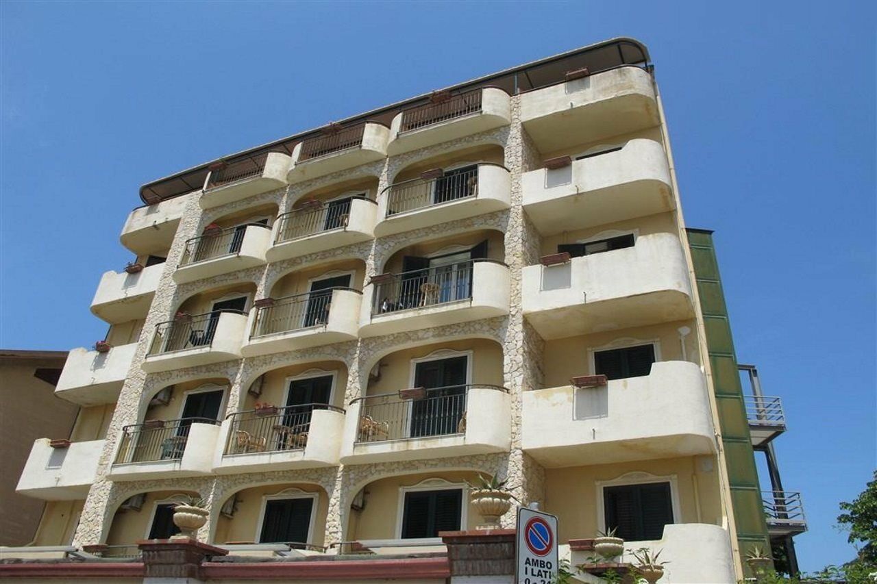 Hotel & Apartments Villa Linda Giardini Naxos Εξωτερικό φωτογραφία